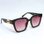 Óculos de sol modelo Meni na cor preta com lentes degradê rosa.