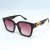 Óculos de sol modelo Mení na cor preta com lentes degradê em rosa.