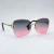 Óculos de sol modelo Luana com lentes degradê em tons de cinza e rosa, armação dourada e detalhes elegantes.