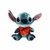 Stitch com Camisa Floral Vermelha – Pelúcia Disney Licenciada com Acabamento Premium