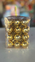 Caja chica de pelotas navideñas con textura cuadrada