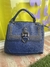 Cartera cuadrada con tachas cuero azul