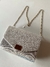 Cartera sobre gris