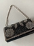 Cartera sobre brillosa con rosas