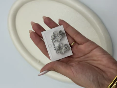 Brinco de Pétalas de Flor com Strass na internet
