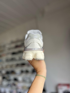 NEW BALANCE BLANCO CON GRIS en internet