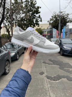NIKE DUNK GRIS Y BLANCO en internet