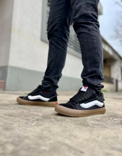 VANS KNU NEGRAS SUELA CARAMELO