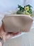 Necessaire personalizada em sintético, na cor bege, com fecho e detalhes em dourado, ideal para brindes de luxo.
