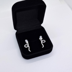 Imagem do Brinco de Prata 925 Cobra Cravejada com Zircônias Brancas e Azuis