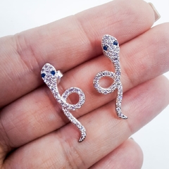 Brinco de Prata 925 Cobra Cravejada com Zircônias Brancas e Azuis