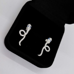 Brinco de Prata 925 Cobra Cravejada com Zircônias Brancas e Azuis - comprar online