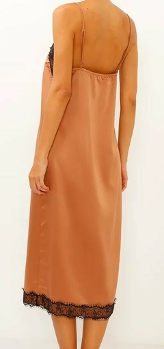 Vestido midi acetinado com detalhes em renda - comprar online