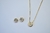 Conjunto Ponto de Luz Pequeno Cravação Inglesa Banho de Ouro 18k - comprar online