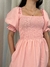Vestido midi Amélia rosa na internet