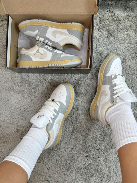 Air Jordan 1 Low - Branco/Cinza/Dourado