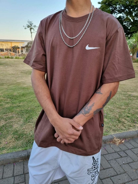 Camiseta Streetwear - Nike - Marrom