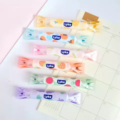 O Marca Texto mais fofo chegou! Cada cor contém seu cheirinho adocicado de fruta! Ideal para estudantes, profissionais e todos que gostam de organizar seus cadernos, livros e papéis de trabalho e deixá-los ainda mais coloridos e perfumados!