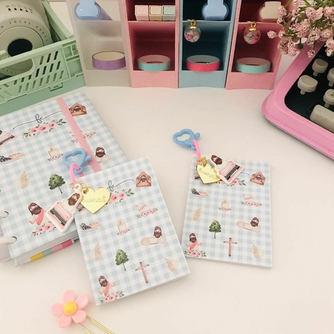 Caderno-Chaveirinho  Meu Devocional - Fofura para levar sempre com você! 
Super práticos, fofos e perfeitos para pendurar na mochila, bolsa ou estojo!  Os Cadernos-Chaveirinhos são um verdadeiro mimo, com estampas encantadoras e um charmoso pingente.