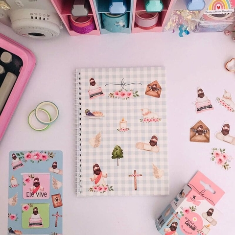 Caderno Espiral A5 Meu Devocional – Buendía
O Caderno Espiral Meu Devocional  é a escolha perfeita para quem deseja registrar momentos de fé, reflexões e orações com estilo e praticidade.