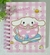 MINI CADERNO CAPA DURA HELLO KITTY E SUA TURMA - CINNAMORROL