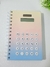CADERNO ESPIRAL COM CALCULADORA NA CAPA
