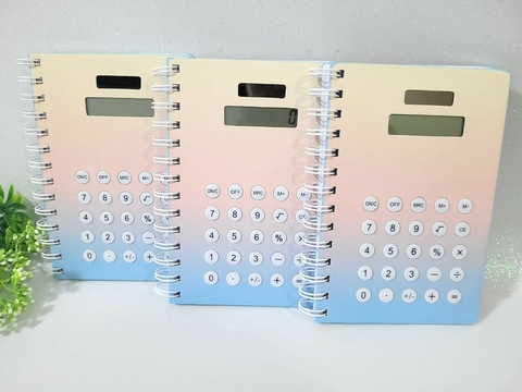 CADERNO ESPIRAL COM CALCULADORA NA CAPA