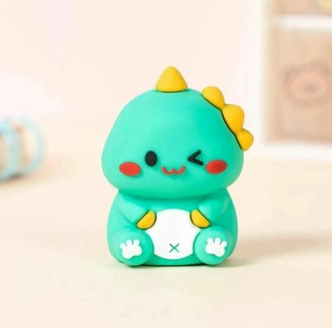 O Apontador Fofo Dinossauro  é a combinação encantadora de praticidade e estilo em uma única ferramenta de escrita. Com um design fofo ele é perfeito para uso no escritório, nos estudos ou como objeto de decoração.