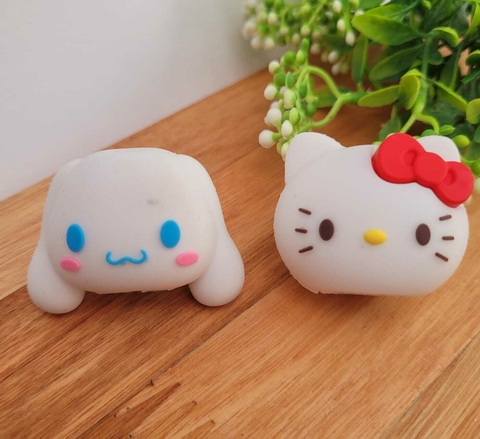 Adicione um toque fofo ao seu material escolar e de escritório com nossos apontadores encantadores kawaii! Apontar seus lápis nunca foi tão divertido com as adoráveis personagens da Sanrio: Hello Kitty, My Melody e Cinnamorol. Traga um pouco de magia e es