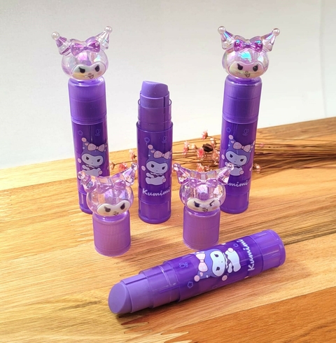 Borracha da Turma da Hello Kitty - Coleção Kuromi com Tampa Cristal!
Encante-se com a nova borracha da Kuromi! Um item indispensável para quem ama combinar praticidade e estilo em seu material.