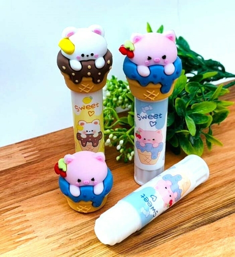 Cola Branca Bastão com Ponteira Fofa
Traga diversão e praticidade para seus projetos com a adorável Cola Branca Bastão com Ponteira Fofa! Esta ferramenta de papelaria é perfeita para quem busca eficiência com um toque especial.