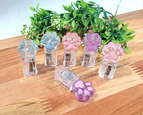 Transforme seu dia a dia com o Apontador Fofo Patinha!

Apresentamos o Apontador Fofo Cristal em Resina Patinha**, disponível nas adoráveis cores azul, rosa e lilás! 