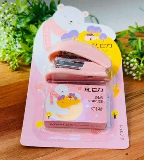 Mini Grampeador Colorido com Refil de Grampos! 

Deixe seu espaço de trabalho mais alegre e organizado!

Apresentamos o Mini Grampeador com refil de grampos nas cores rosa, lilás, verde e amarelo! Ideal para quem busca praticidade com um toque de diversão