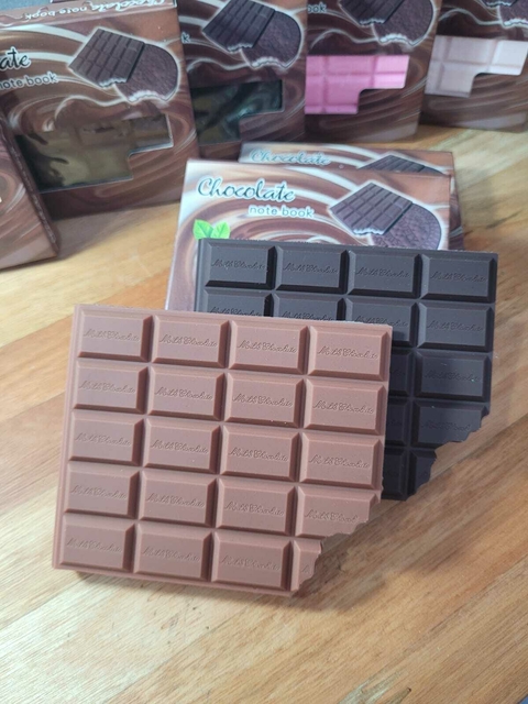 BLOCO DE NOTAS BARRA DE CHOCOLATE PERFUMADO - UNIDADE

Bloco de notas com design de barra de chocolate mordida, feito de papel de alta qualidade.

Conta com 80 páginas brancas.

Características especiais: capa perfumada com aroma de chocolate, trazendo um