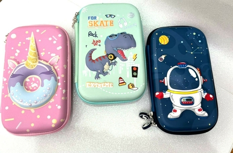 Estojo box escolar 3D com ilustrações de um unicórnio, dinossauro e astronauta.
