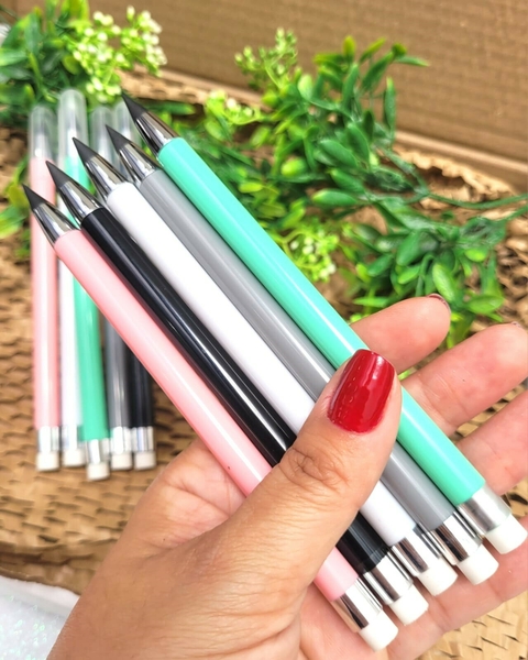 Descubra a mágica do Lápis Infinito com Ponteira Borracha! Este lápis inovador combina praticidade e diversão, permitindo que você escreva e apague à vontade.