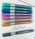Transforme seus desenhos com as Canetinhas Metálicas Outline

Chegaram as canetas marcadoras metálicas que vão dar um toque especial aos seus projetos! Cada caneta escreve com uma tinta cinza metálica, realçada por bordas coloridas que acompanham a cor da