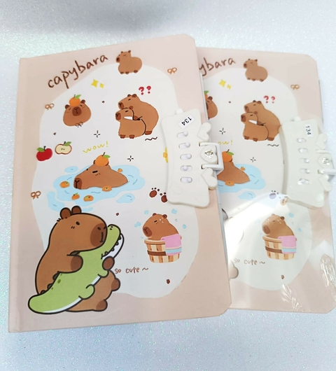 Diário com Senha Capivara Folhas Decoradas + Caneta
Mergulhe em suas anotações com o encantador Diário com Senha Capivara! Este diário é a escolha perfeita para quem busca um espaço seguro e privado para registrar pensamentos e memórias.