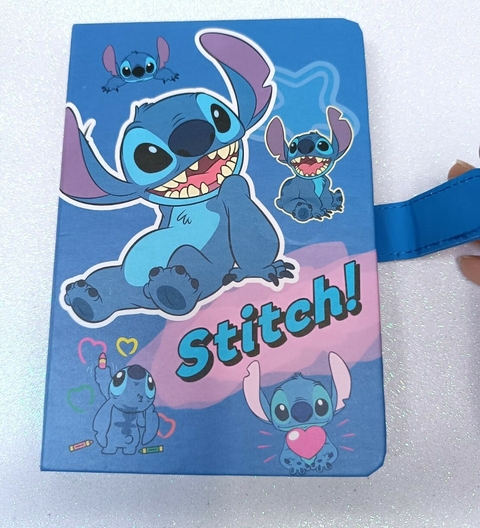 Caderno Luxo Capa Dura A5 com Fecho Magnético Stitch – 80 Folhas
Encante-se com o Caderno Capa Dura A5 com Fecho Magnético da linha Stitch! Este caderno não é apenas um item de papelaria, mas uma verdadeira obra-prima que combina estilo, organização e pra