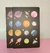 Caderno Brochura ESPACIAL A5 - 32 Folhas
Descubra a beleza do nosso Caderno Brochura ESPACIAL no tamanho A5 (20,5 cm x 13,5 cm)!
Este caderno é a escolha perfeita para quem busca praticidade e estilo em um só produto.