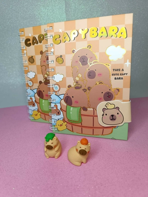 Caderno Luxo Capivara Folhas Decoradas - 70 Folhas
Você já pensou em ter um caderno que é puro charme e também super útil? Conheça o Caderno Luxo Capivara!