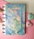 Caderno 8 Discos Inteligente P - 80 Folhas

Descubra a revolução na organização com o nosso Caderno 8 Discos Inteligente! Este caderno é a solução perfeita para quem busca praticidade e estilo no dia a dia.