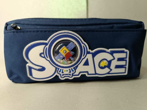 Estojo Space - Unidade
Explore o universo da organização com o Estojo Space! Com um design moderno e elegante na cor azul marinho, este estojo traz estilo e funcionalidade ao seu dia a dia.

Características:
Dois zíperes que garantem espaço extra para seu