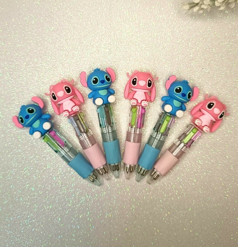 A Mini Caneta Esferográfica 4 Cores Stitch é perfeita para quem adora itens de papelaria fofos e funcionais. Compacta e divertida, ela oferece quatro cores de tinta (azul, preta, verde e vermelha) em uma caneta de 14 cm, ideal para levar no bolso ou na bo