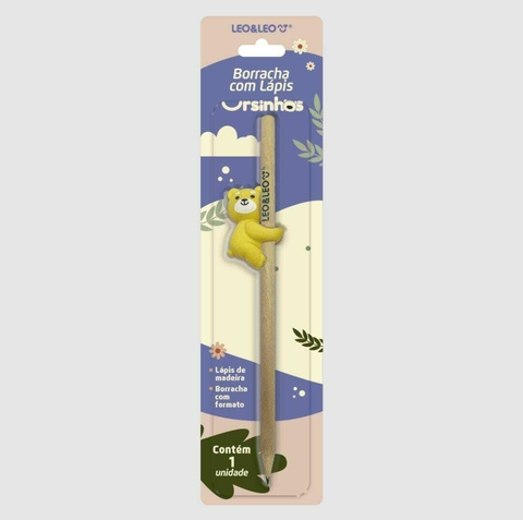 LÁPIS COM BORRACHA URSINHO - LEO E LEO

Lápis com Borracha Ursinhos Leo&Leo, as crianças vão conhecer um mundo encantado, em que ursinhos fofos vivem em lindos lápis de madeira. Uma novidade para deixar a hora de escrever ou desenhar muito mais divertida.