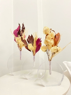 trio de Vaso solitário redondo em acrílico P em mesa de canto decorando a sala