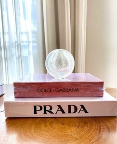 Livro caixa Prada grande com capa branca e detalhes em preto, e murano