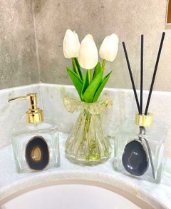 Kit lavabo - saboneteira e difusor ágata preta com murano e tulipas permanentes toque real artificiais brancas