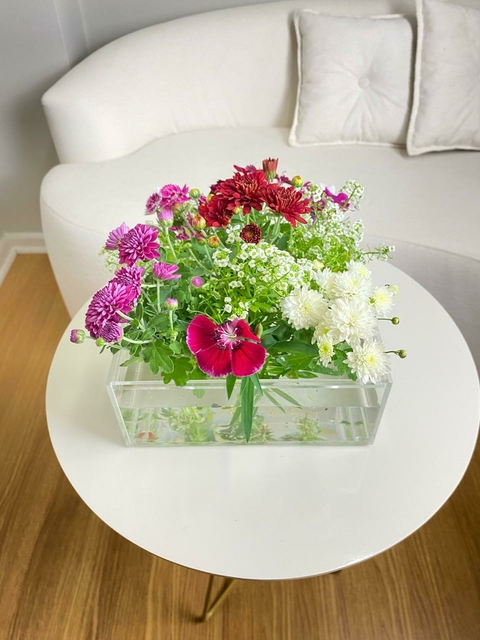 vaso caixa em acrilico para flores com água