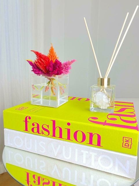 vaso caixa em acrilico para flores com água